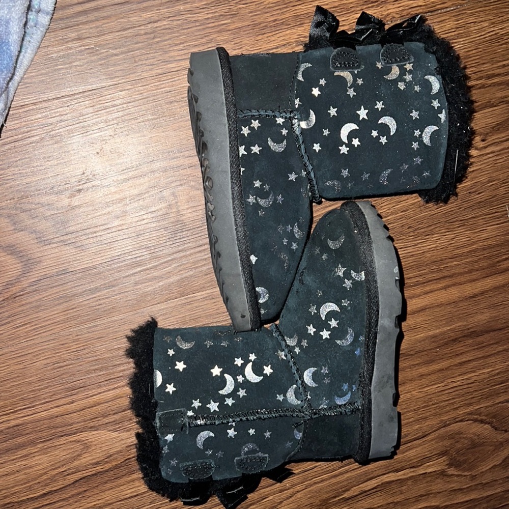 Ugg boots toddler size 8 . Never worn she didn’t like the look . Cat friendly